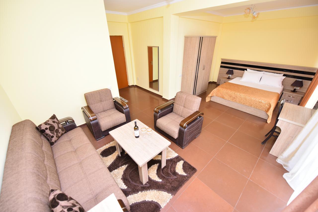 Hotel Lazuri In ควาเรียที ภายนอก รูปภาพ