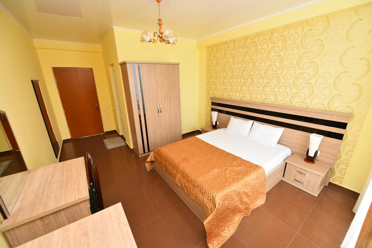 Hotel Lazuri In ควาเรียที ภายนอก รูปภาพ